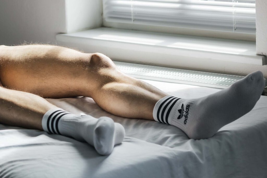 Männerfüße mit weißen Tennissocken
